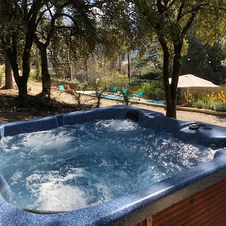 Bed & Breakfast La Viste & Wellness Resort: Year-round Heated Pool Near Centre Nyons