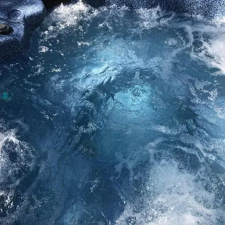 La Viste - Spa-jacuzzi - Massage- Sauna - 4 Saisons - Piscine Chauffee Toute L'annee - Heated Pool - 800m Centre Bed & Breakfast